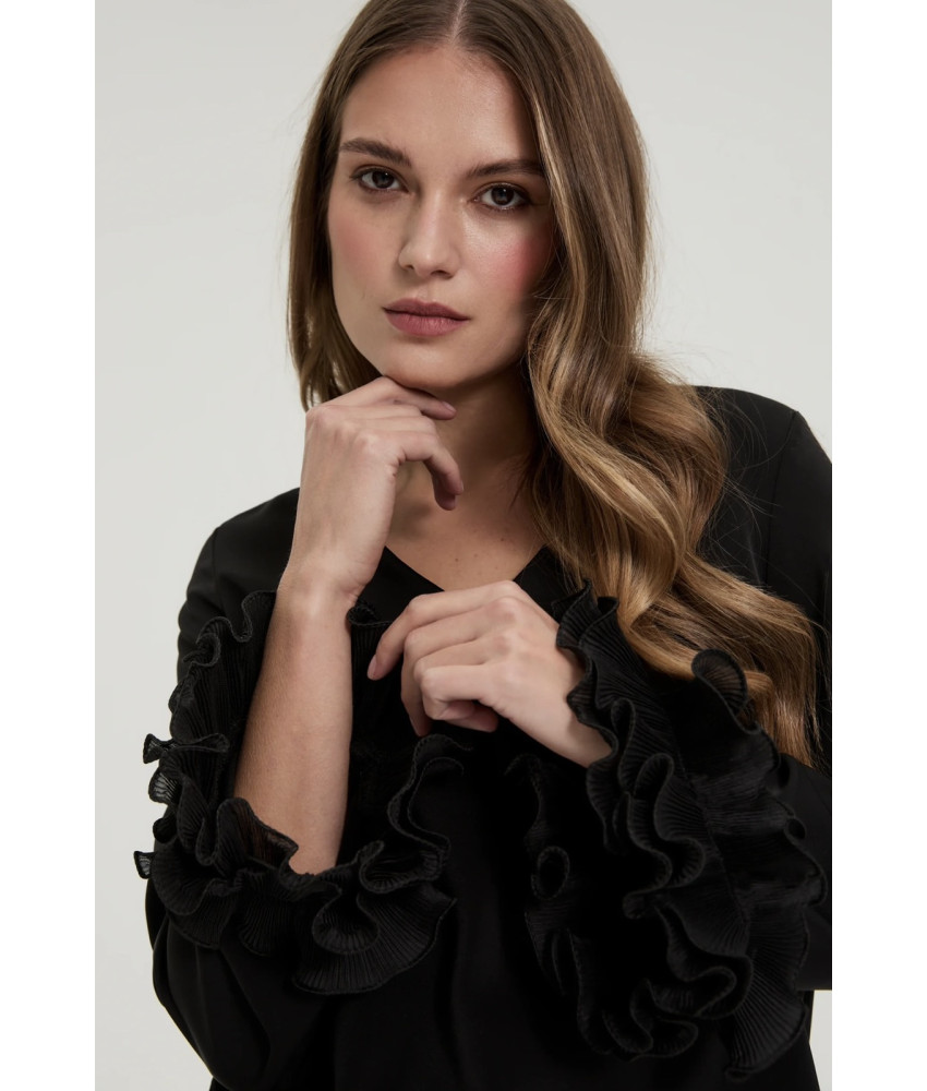 ΓΥΝΑΙΚΕΙΑ ΜΑΥΡΗ ΜΠΛΟΥΖΑ ΜΕ ΒΟΛΑΝ ΣΤΑ ΜΑΝΙΚΙΑ 